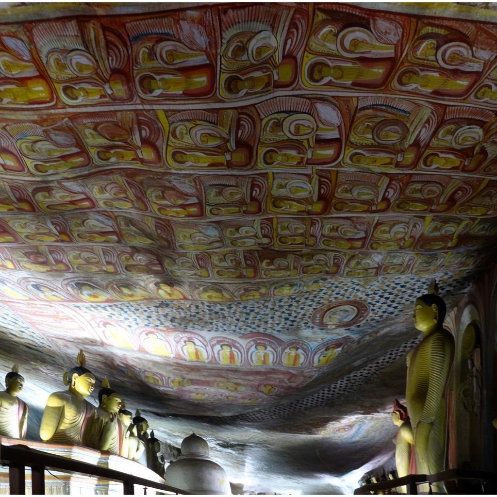 동굴 사원 화려한 천장 벽화