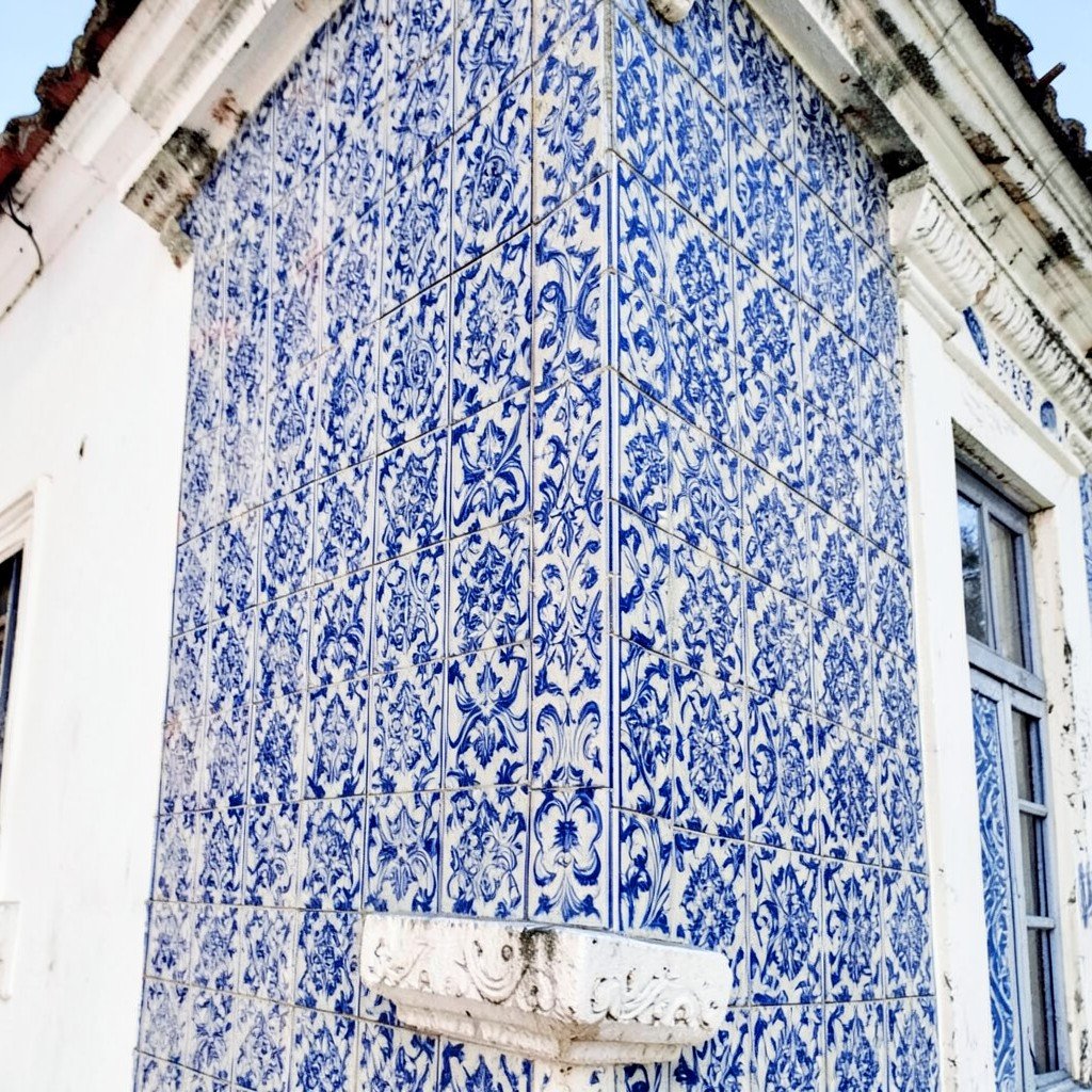 Close-up of intricate blue and white ceramic tile facade on a colonial building in São Luís detailed architectural texture no visible text, no logos, no watermark, aspect ratio 1:1